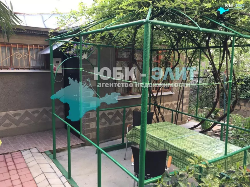 Купить квартиру с двором в  центре Ялты